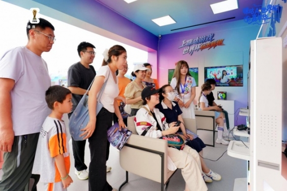 理想汽车复刻尚格云顿沃尔沃经典一字马广告：演员谢苗脚踩两台L9打太极