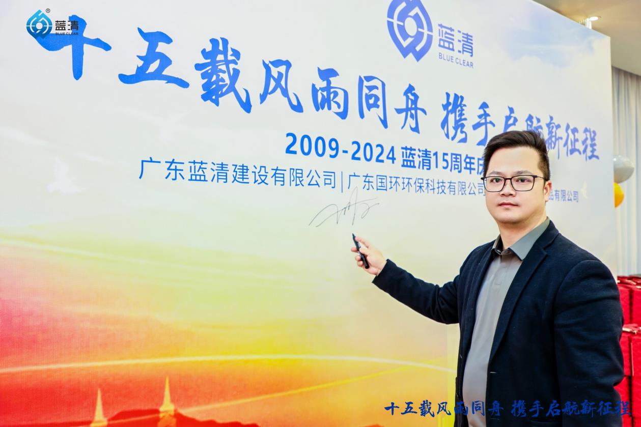 “你要不要命啦” 交警隔空怒吼救下一家三口 10秒后货车撞飞故障车