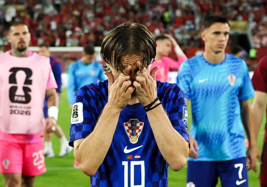 小米18 Pro系列四色亮相:一体式纯平背屏 极窄四等边