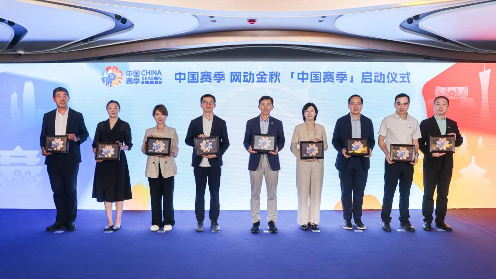 理想汽车复刻尚格云顿沃尔沃经典一字马广告:演员谢苗脚踩两台L9打太极